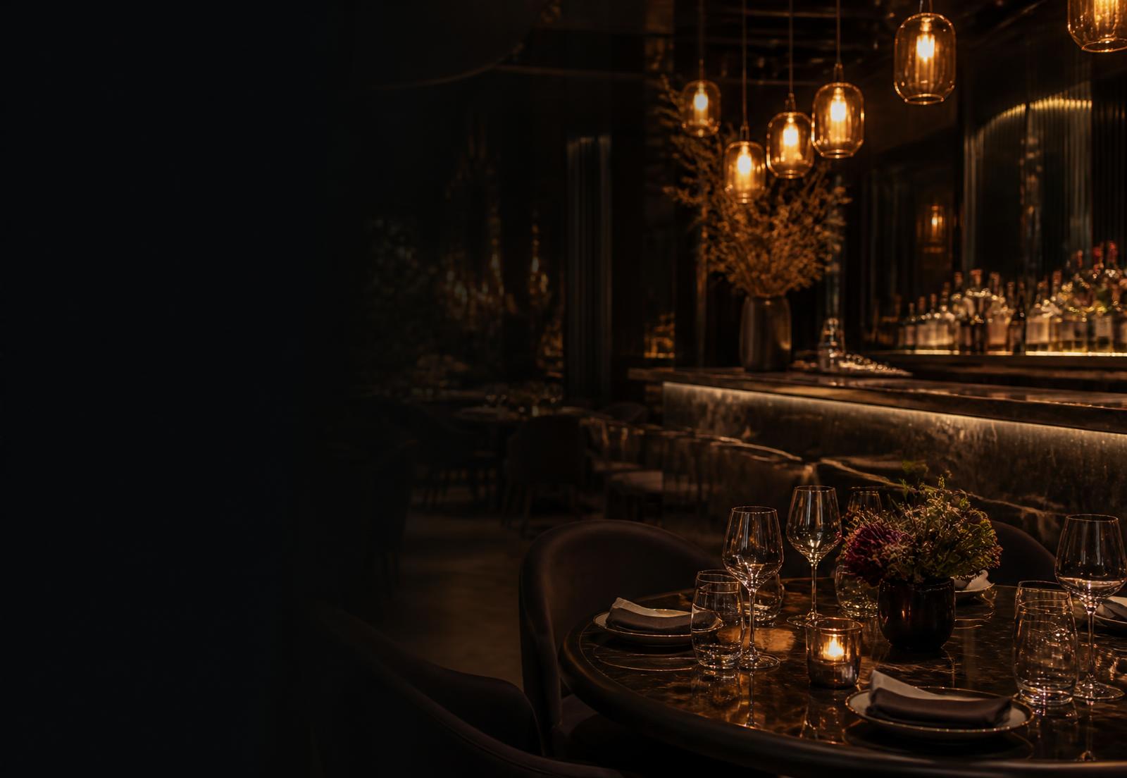 Sfeervol restaurantinterieur bij avondlicht